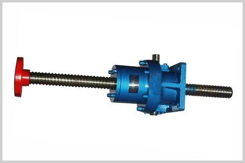 丝杆升降机的间隙的产生一般分为两个方面